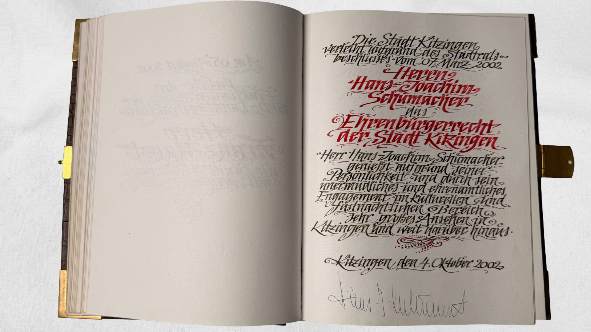 Eintrag zu Ehrenbürger Hans Joachim Schuhmacher im Goldenen Buch der Stadt Kitzingen.