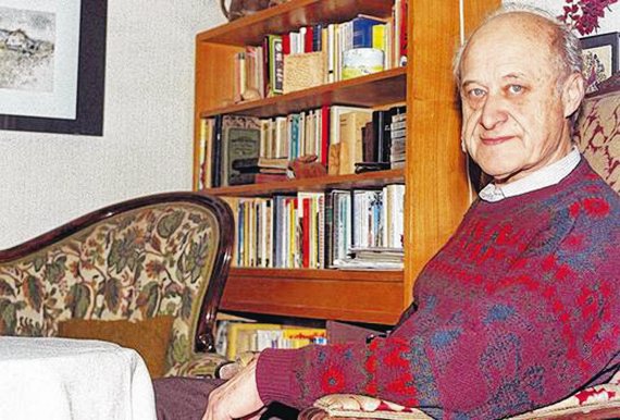 Engelbert Bach kurz vor seinem Tod in seinem Wohnzimmer in einem Sessel sitzend.